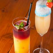 カクテルというと洋酒を思い浮かべますが、実際にはアルコールを含まないものも多くあります。『フェアリーウィスパー』（写真右）は、バーテンダーの認定資格を持つオーナーが考案したアルコールフリーの一品です。