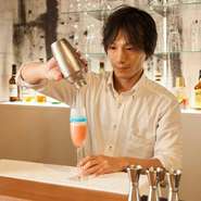カクテルは種類によってシェーカーを用いたり、あるいはステアするだけだったりとつくり方はいろいろです。そんなカクテルづくりの所作も楽しんでいただけたらと思います。
