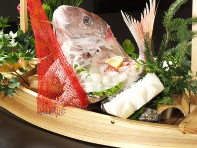 誕生日や結婚記念日祝いに嬉しい、鯛舟盛りなどのサービス