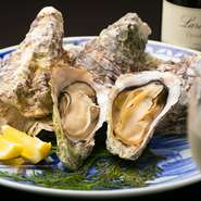 「ザ・広島ブランド」に認定されている、 殺菌にこだわって養殖された堀口海産の牡蠣を使用。豊かな自然環境で育てられた大粒の牡蠣は臭みがなく、濃厚でまろやな味わいです。（10月中旬頃～4月末まで）