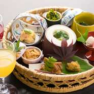 地元廿日市にて、寒暖差のある恵まれた気候風土を利用し、100種類以上の野菜や果物を育てています。獲れたての野菜を使った季節の料理で、旨みが凝縮された野菜の奥深さをお愉しみください（写真はイメージです）。