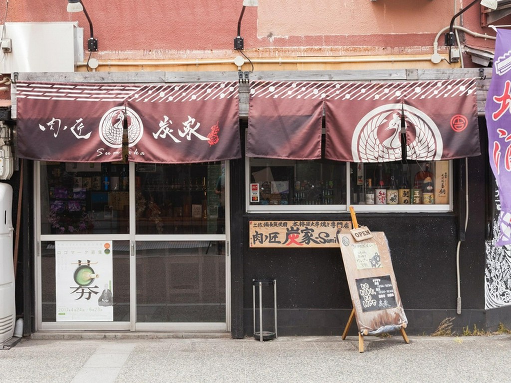 常連や地元の仲間が集う、賑やかなお店