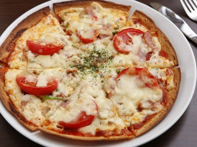 ジューシーなトマトにとろけるチーズがたまらない、王道の『ミックスピザ』