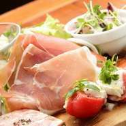 『女子会コース』では、12種類の『前菜盛り合わせ』を1人1皿ずつ。少しずついろいろな料理を味わえます。ピザやパスタも選べ、メインのお肉もボリュームたっぷり。女性にぴったりの贅沢なコースです。