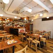 地中海を彷彿とさせるアズールの壁紙に、木のインテリアが温かみを演出。店内のおしゃれな雰囲気は、デートのムードをも盛り上げてくれることでしょう。