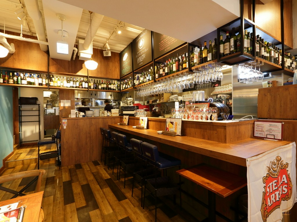 気軽に一杯。1人使いに便利なカウンター席