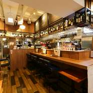 多くの人びとが行き交う神田。お1人さまでも気軽に入れるお店が求められています。【イタリアンバール2538　神田店】では、1人使いに便利なカウンター席を8席用意。気軽に立ち寄ってみませんか。