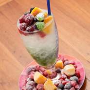 『フレッシュミントのモヒート』をはじめとする7種のモヒートは、プラス300円で『こぼれフルーツ添え』に。溢れるほどのコールドフルーツを入れた、フルーツパフェのようなモヒートはいかが。