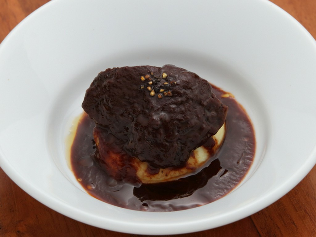 3日間煮込んだ牛ホホ肉を500円で楽しめる『牛ホホ肉の赤ワイン煮込み』