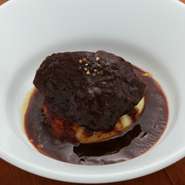 スプーンですくえる柔らかさの牛ホホ肉。仕上がりまで3日かかる手の込んだメニューを、税別500円でいただけるのはお見事です。