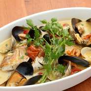 市場から毎朝仕入れる鮮魚を、一匹丸ごと使ってつくる『アクアパッツァ』。〆はリゾットで、旬の魚をとことん味わいつくせます。