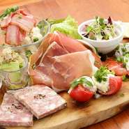 イタリアンバルならではの華やかな前菜盛り合わせ。『前菜盛り合わせ5種』では、前菜メニューのなかからお好きな5品にプラス3品付いてきます。