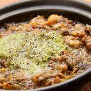 モツを煮込んだイタリア料理としては『トリッパ』が有名ですが、『ランプレドット』もまた、イタリアの暮らしに深く根付いた料理です。素材を活かした優しい甘みとサルサベルデの酸味を、ご堪能ください。