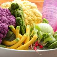 契約農家【ルコラステーション】さんから直接届けられる「野菜」は、そのまま生でかじりつけるような新鮮さ。「野菜」本来が持つ美味しさをダイレクトにお届けしております。