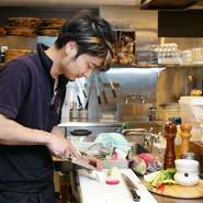 神田はビジネスマンや学生など、百人百様が行きかう地です。すべてのお客さまの期待にお応えし、多くのお客さまから愛される料理をつくり続けていきたいです。