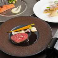 料理に合うワインを各種取り揃えました。ディナーコースとともに楽しむ方には「ワインペアリング」がおすすめですが、「アラカルト料理とワイン」「チーズでワインを一杯」という使い方も歓迎です。