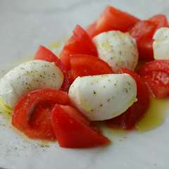 「モッツァレラ」そのものの味わいを満喫できる『水牛モッツァレラとトマト』