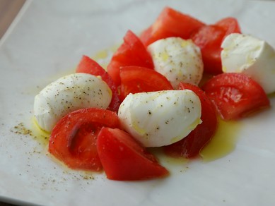 「モッツァレラ」そのものの味わいを満喫できる『水牛モッツァレラとトマト』