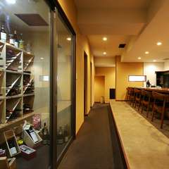 ワインセラーとカウンター席