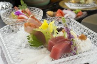 京都卸売市場から毎朝直送されたおすすめの鮮魚の6種類盛りです。日ごとにおすすめの魚が違い四季折々の味が楽しめます。特に冬のふぐ刺し、松葉ガニは絶品です。