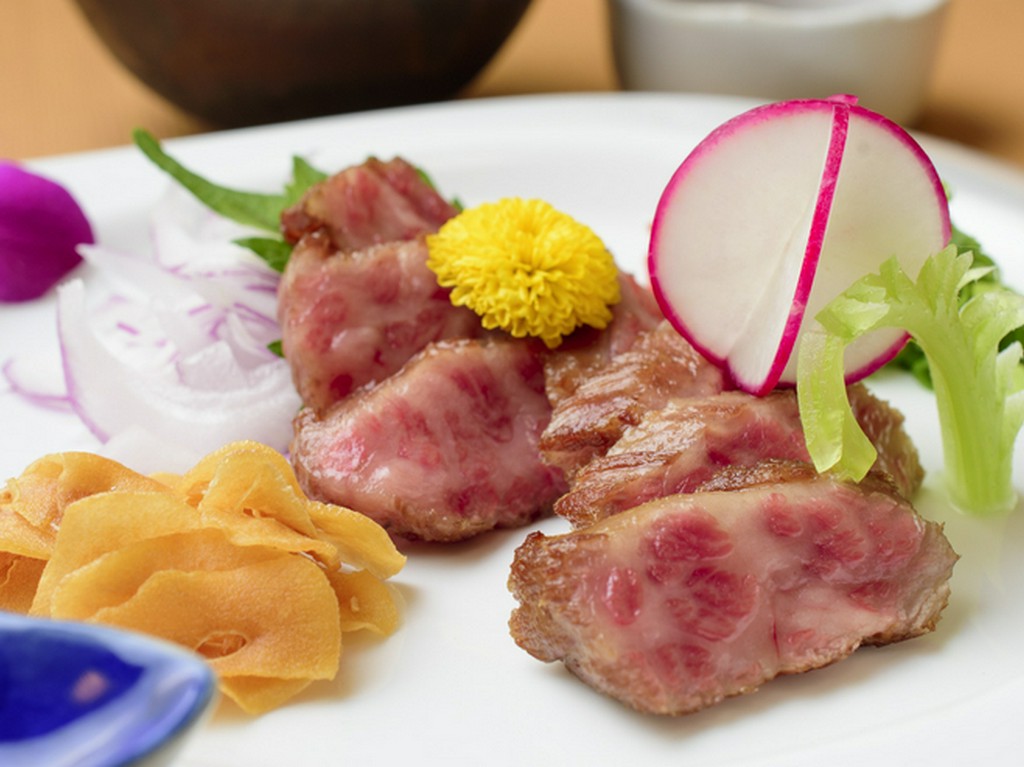 上品なサシと赤身肉の旨みが堪能できる『近江牛のたたき』