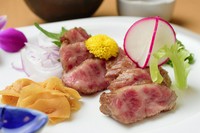 上品なサシと赤身肉の旨みが堪能できる『近江牛のたたき』