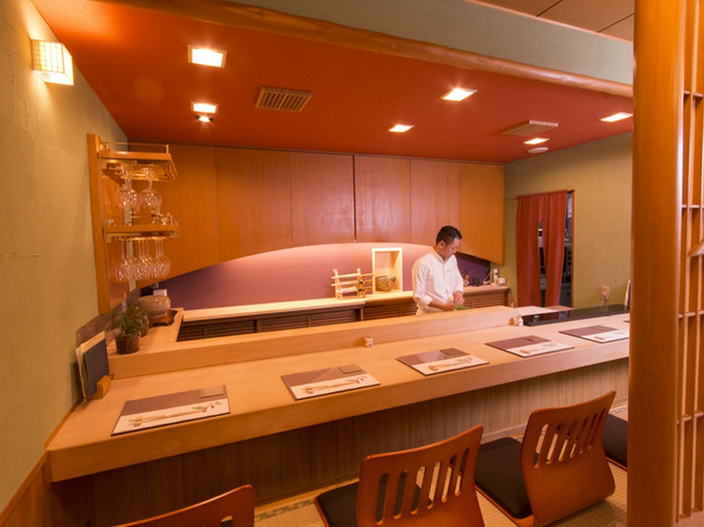 カウンター越しにお客様とのコミュニケーション	