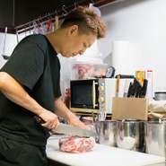 Jazzが流れているような焼肉屋のイメージとは少し違う落ち着いた店内。お客様同士の会話を邪魔することなく、ゆったりとした空間を楽しんでもらいたいと思っています。