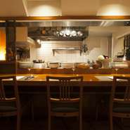 店内は、オープンキッチンのカウンターとテーブル席からなる落ち着いたつくり。アラカルトメニューが充実しているので、普段使いのデートや友人との食事会にぴったりです。記念日には、コース料理でお祝いを。