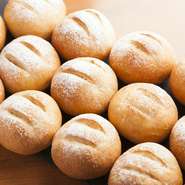 北海道産キタノカオリ小麦を使用し長時間発酵にて焼き上げたパン。