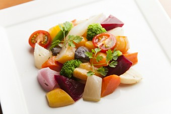 香ばしい燻製香が漂う『帆立貝の自家製スモークと8種彩り野菜のマリネ』