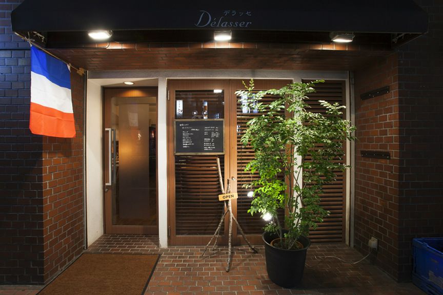 目黒駅から徒歩2分ほど。颯爽と佇むフレンチのお店
