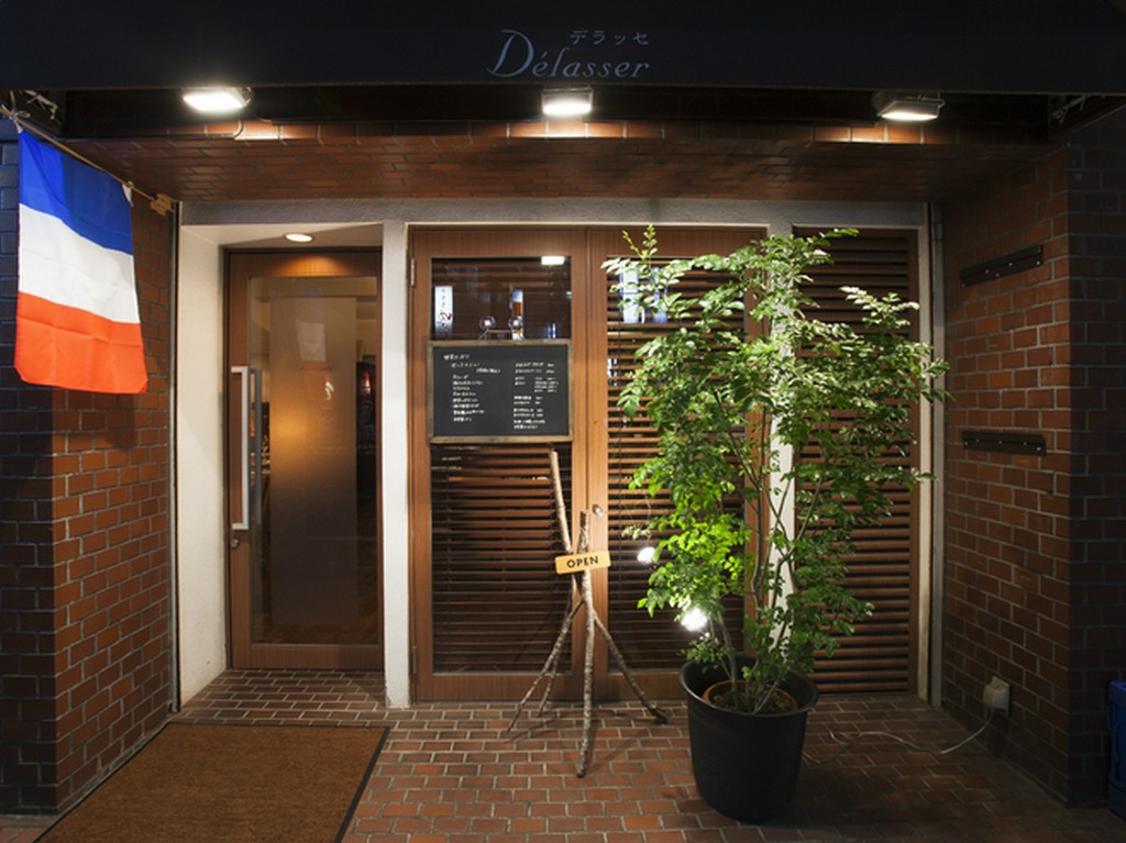 目黒駅から徒歩2分ほど。颯爽と佇むフレンチのお店