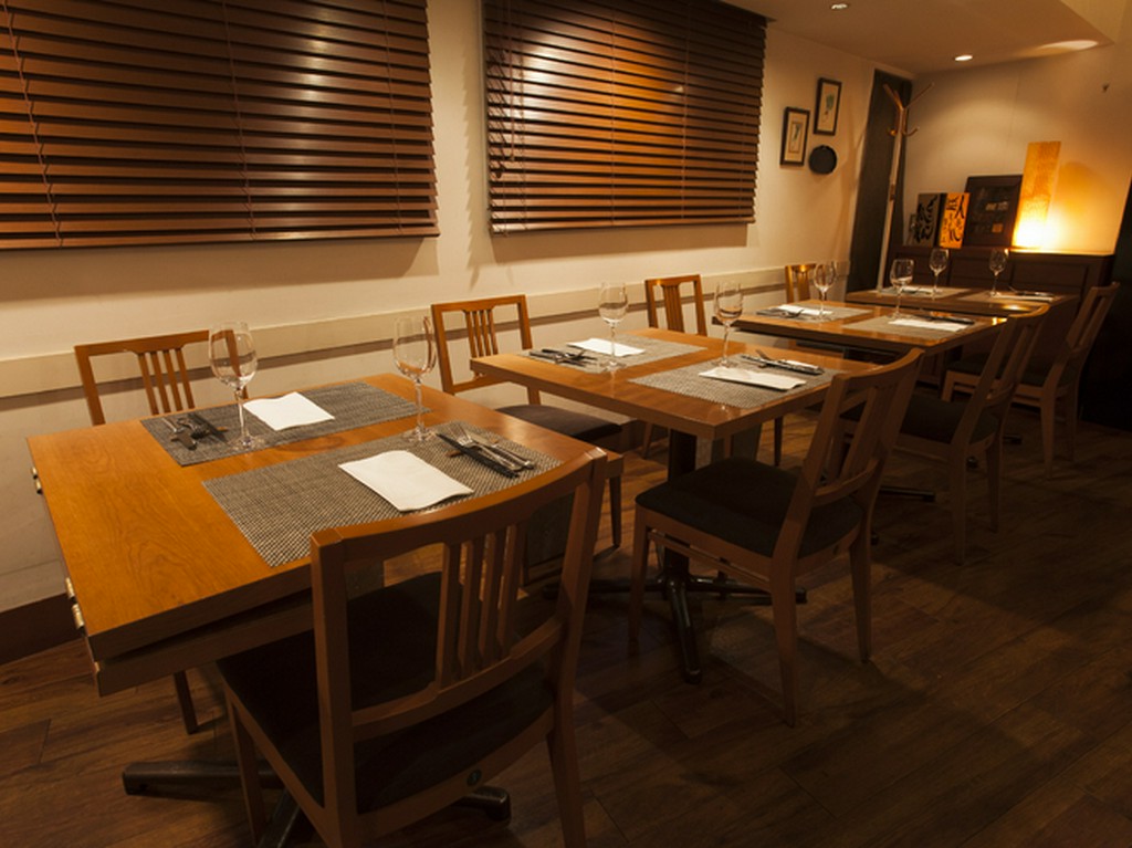 歓談しながら食事を楽しめる、落ち着いた雰囲気