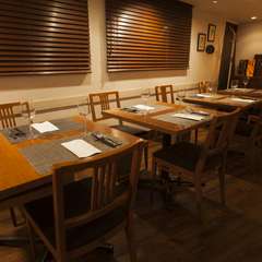 歓談しながら食事を楽しめる、落ち着いた雰囲気