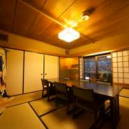 セッティングを変える事で、2階の個室は最大45名までの大広間としても使えます。『十四代』、『黒龍』など人気の日本酒も充実。飲み放題付きの宴会パックも用意されており、大人の宴会に重宝します。