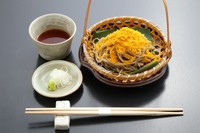 厳選したこだわりの黒毛和牛ロース肉を使用し、爽やかなたたきに。薬味にだいこん、もみじおろしなどが添えられています。自家製ポン酢でさっぱりとどうぞ。