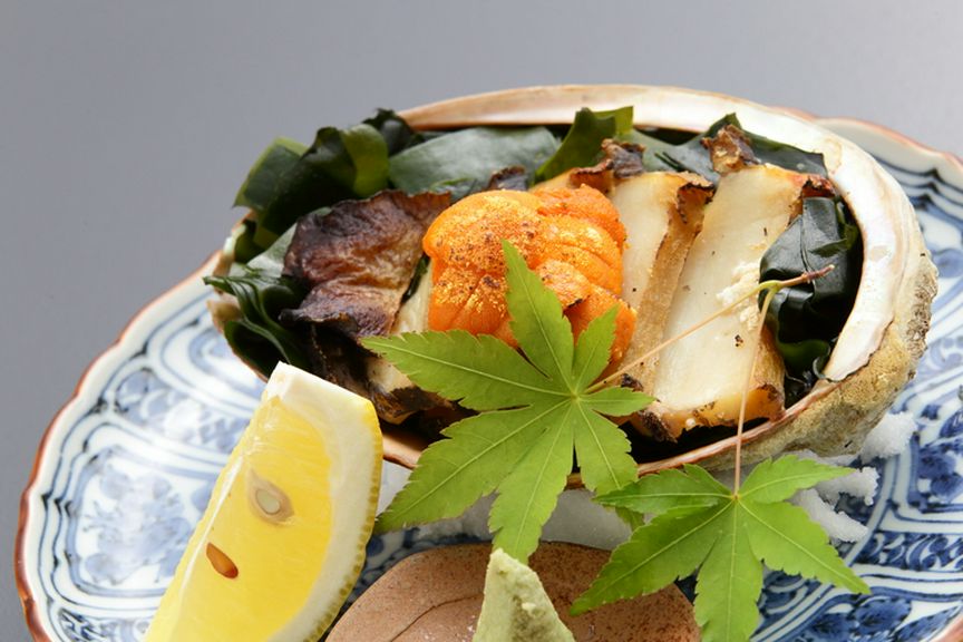 海の風味豊かな『あわび　うに　わかめ　磯の香り焼き』