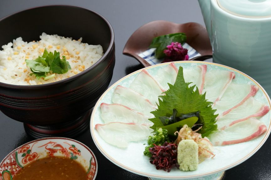 秘伝のゴマダレで食べる伊勢錦名物『鯛茶漬け』