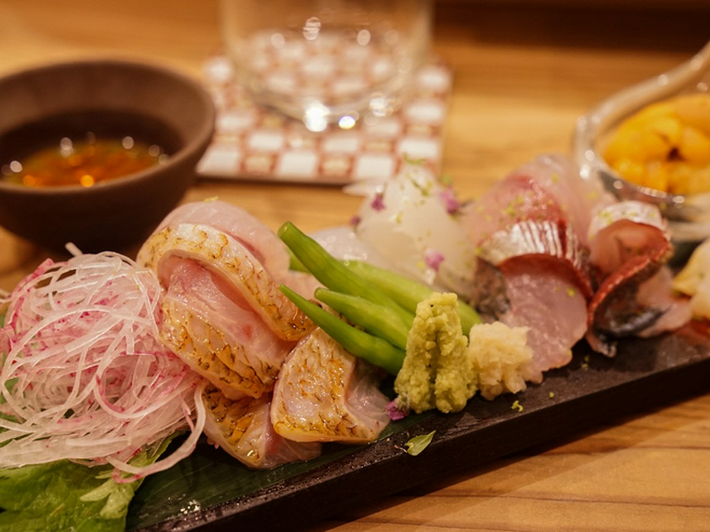 居心地のいいカウンター席で一人酒をゆったりと