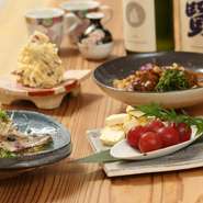 ちょっと隠れ家的な佇まいの店構えは、親しい仲間だけで宴会を開きたくなる雰囲気。リクエストがあれば、コース形式で宴会を開くことができ、貸切も可能です。美味しい料理とお酒を味わいながら、会話も弾みます。