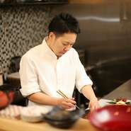 夫婦だけでやっているアットホームな小さなお店だからこそ、あえて照明は明るめに設定。気持ちも明るくなるので、自然と声も大きくなり、楽しい会話が弾むので、よりいい気分で帰ってもらえるように心がけています。