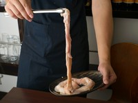 約50センチのインパクト！ド迫力の新鮮な『牛1本ホルモン』
