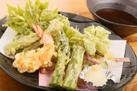 【季節限定品】旬の山菜を薄衣仕立て、追加で大海老天ぷらはいかかですか？
