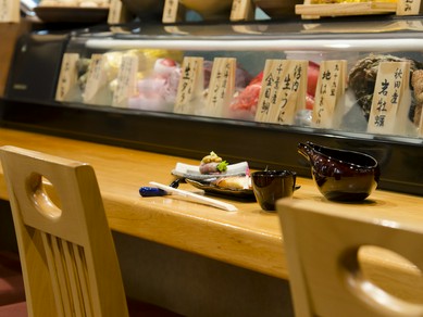 旬の幸に合う日本酒を吟味。地酒に加え、全国の人気銘柄が揃う