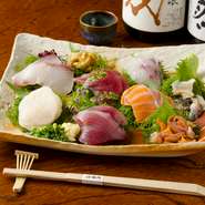 近海モノに加え、日本各地の旬魚介を吟味し、お造りの盛り合わせに。マグロなどの赤身、白身、貝、ウニなど、その時季一番おいしい海の幸が揃います。その日最上の鮮魚を使うため、毎日、内容が変わるのも楽しみ!