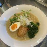 デリバリーもやっております?ᐡ&bull;͈ &middot;̭ &bull;͈ᐡ
お弁当は5つ以上で承っております。

ラーメンはキッチンカーで配達☺️
敷地スペースなの貸していただけるなら
目の前でお作りする事も可能です😉