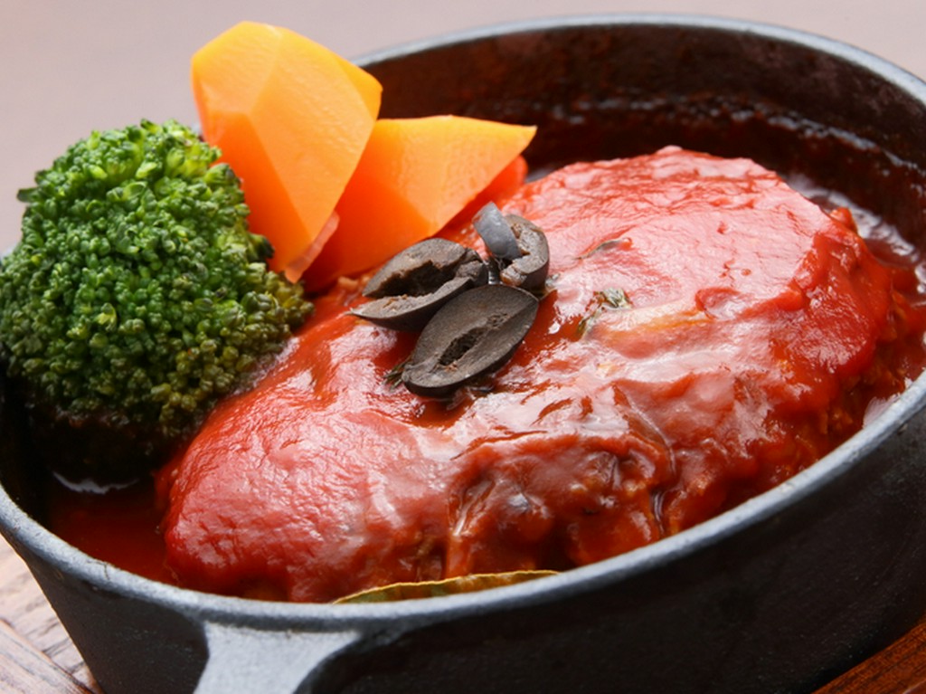 特製デミグラスソースの味わいを楽しむ『煮込みハンバーグ』