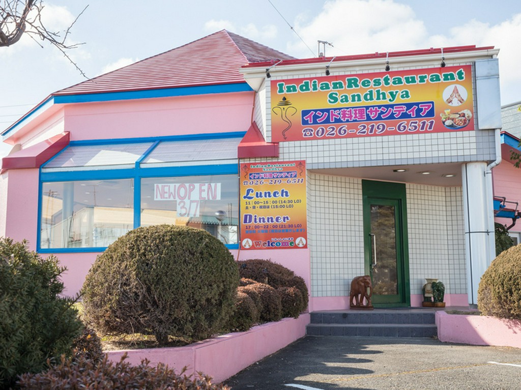 ピンクと水色のコントラストが目を引くおしゃれな外観