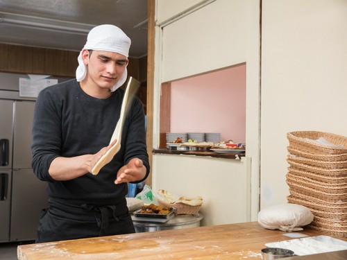 インド料理に欠かせないタンドリーやナンを担当